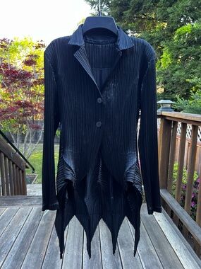 Issey Miyake Black Pleated Pointed-Hem Blazer